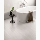 Gresie Lakewood White 20x120 cm – ambient baie, baie moderna cu cada freestanding si masuta neagra, pe pardoseala