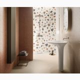 Gresie Newdeco Palladian Light Mat 90x90 cm – ambient baie, baie moderna cu lavoar alb si perete terrazzo, pe pardoseala