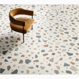 Gresie Newdeco Palladian Light Mat 90x90 cm – ambient living, pardoseala terrazzo cu scaun mustar din piele