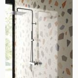 Gresie New Deco Palladian Light Lucios 90x90 cm – ambient baie, perete decorativ terrazzo cu sistem de dus negru