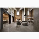 Gresie Oxidart Iron 90x90 cm – ambient comercial, spatiu industrial cu birouri, canapele si pardoseala gri texturata
