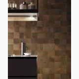 Gresie Oxidart Black 90x90 cm – ambient bucatarie, bucatarie moderna cu perete gresie maro texturata