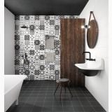 Gresie Patchwork B&W Mix 20x20 cm – ambient baie, baie moderna cu cada, dus lemn si mozaic patchwork, pe perete