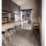 Gresie Patchwork Classic 04 20x20 cm – ambient comercial, cafenea cu pardoseala patchwork, scaune bar lemn si negru