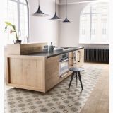 Gresie Patchwork Classic 01 20x20 cm – ambient bucatarie, bucatarie moderna cu insula lemn si pardoseala patchwork