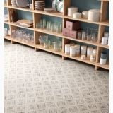 Gresie Patchwork Classic 02 20x20 cm – ambient bucatarie, pardoseala patchwork sub rafturi din lemn cu vase