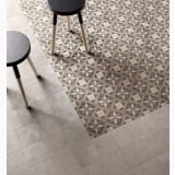 Gresie Patchwork Classic Pearl 20x20 cm – ambient living, pardoseala patchwork alaturi de gresie gri simpla, scaune negre