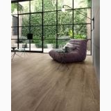 Gresie Timewood Natur 30x180 – ambient living, living modern cu fereastra mare si fotoliu gri, pe pardoseala