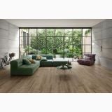 Gresie Timewood Brown 30x120 cm – ambient living, living modern cu canapea verde si perete sticla spre gradina, pe pardoseala