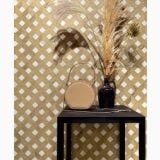 Gresie Timewood Natur 30x180 – ambient living, masuta neagra cu poseta si vaza langa perete decorativ