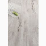 Gresie Timewood Flip Mosaic Natur 29x29 cm – detaliu, pardoseala lemn deschis cu cub metalic si mere verzi