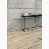 Gresie Timewood Grey 30x120 – ambient living, consola neagra pe pardoseala lemn efect gri deschis