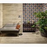 Gresie Timewood Grey 30x120 – ambient living, canapea gri, perete decorativ colorat, pardoseala aspect lemn