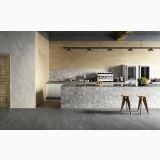 Gresie Waystone Light 60x60 cm – ambient bucatarie, bucatarie moderna cu insula, scaune lemn si perete gresie decorativa, pe pardoseala