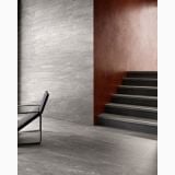 Gresie Waystone Decor Cold 20x20 cm – ambient living, scara gri, perete rosu, fotoliu negru minimalist