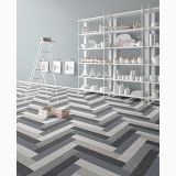 Gresie Digitalart Denim 10x60 – ambient comercial, pardoseala chevron gri langa raft cu vase