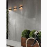 Gresie Metaline Zinc Mat 120x120 cm – ambient exterior, perete gresie gri exterior cu aplice si bicicleta