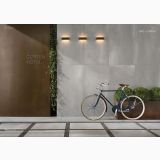 Gresie Metaline Zinc Mat 120x120 cm – ambient comercial, perete gri metalic si pardoseala corten, bicicleta expusa