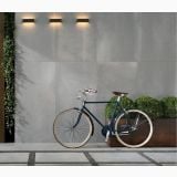 Gresie de exterior Metaline Zinc Antislip Mat 60x60x2 cm – ambient exterior, terasa exterioara gri cu bicicleta si plante verzi, pe pardoseala