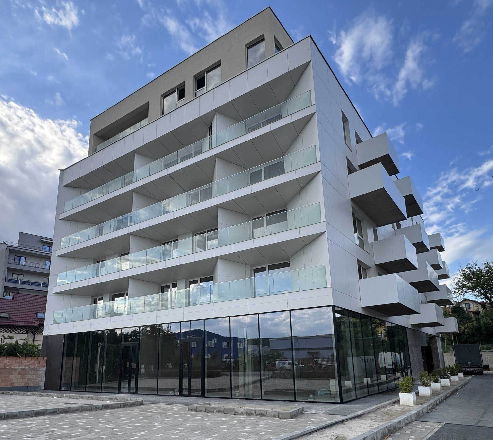 Bloc nou cu fatada ventilata din lastre ceramice portelanate Florim — apartamente premium de vanzare, zona Corneliu Coposu, Cluj-Napoca