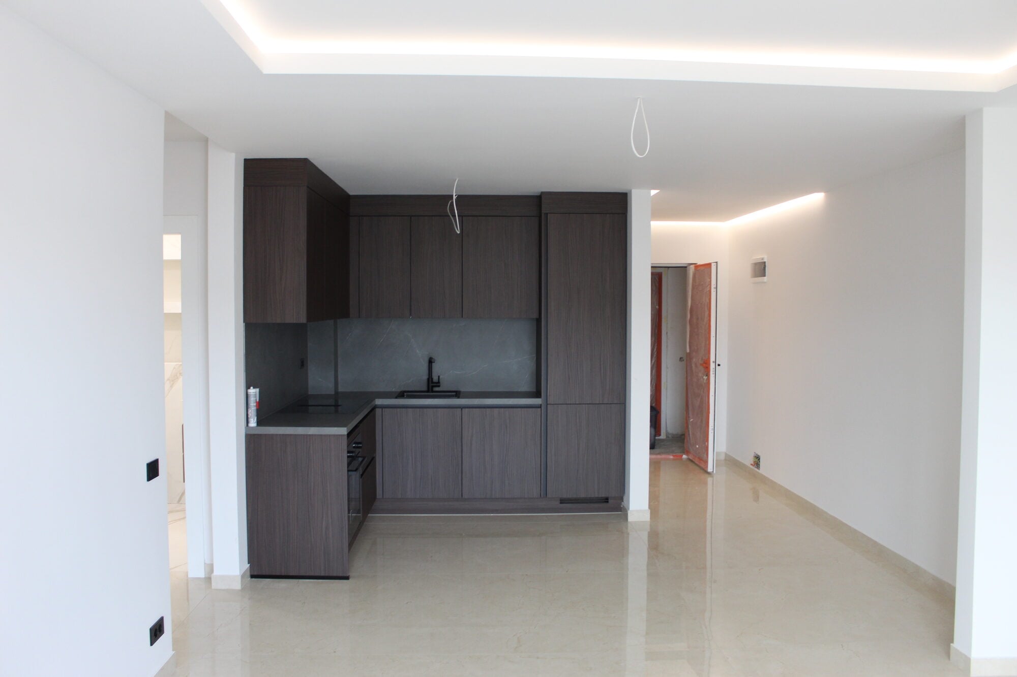Living si bucatarie open-space cu scafe LED perimetrale in tavan