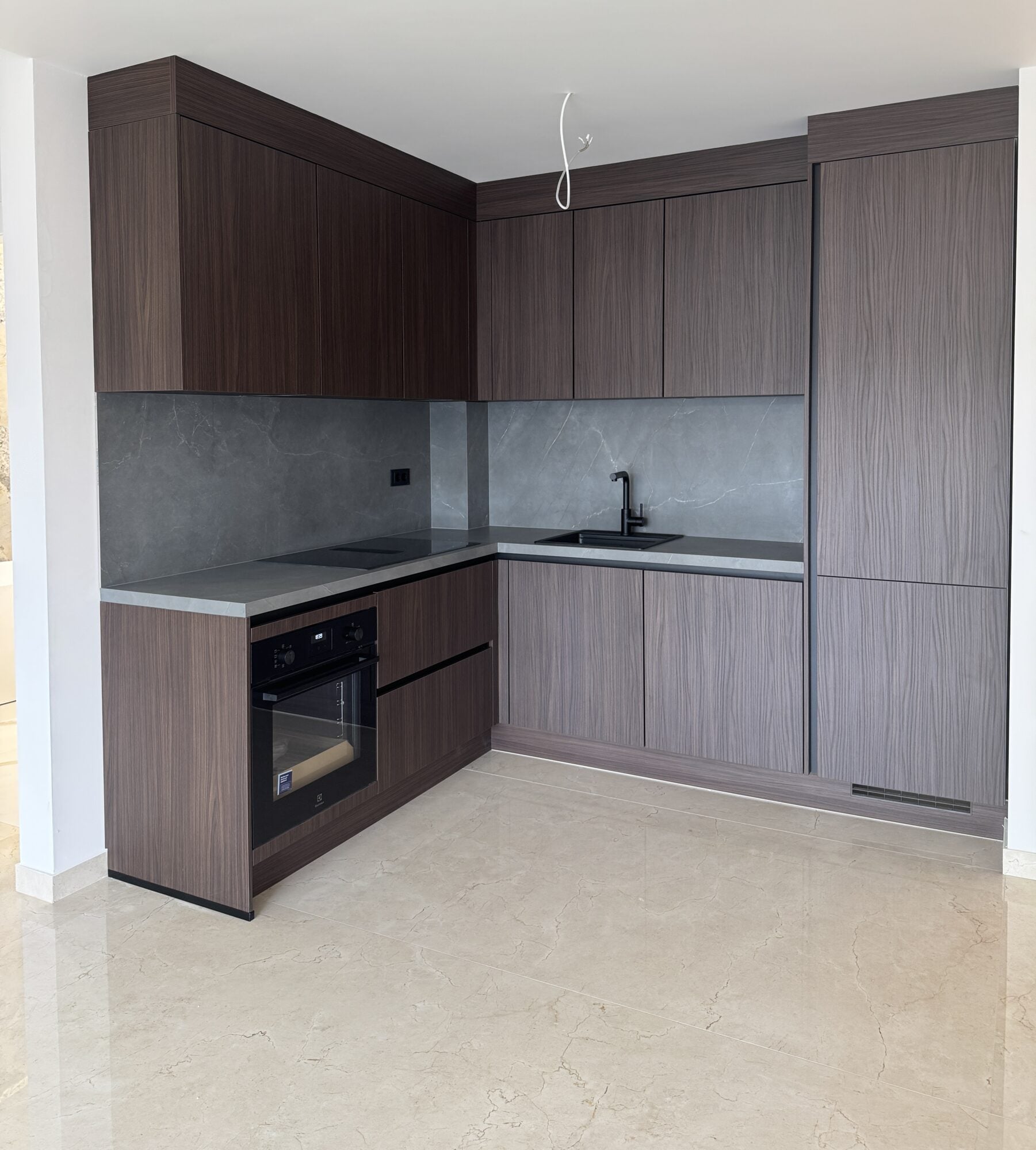 Bucatarie complet utilata cu mobilier wenge si blat din piatra