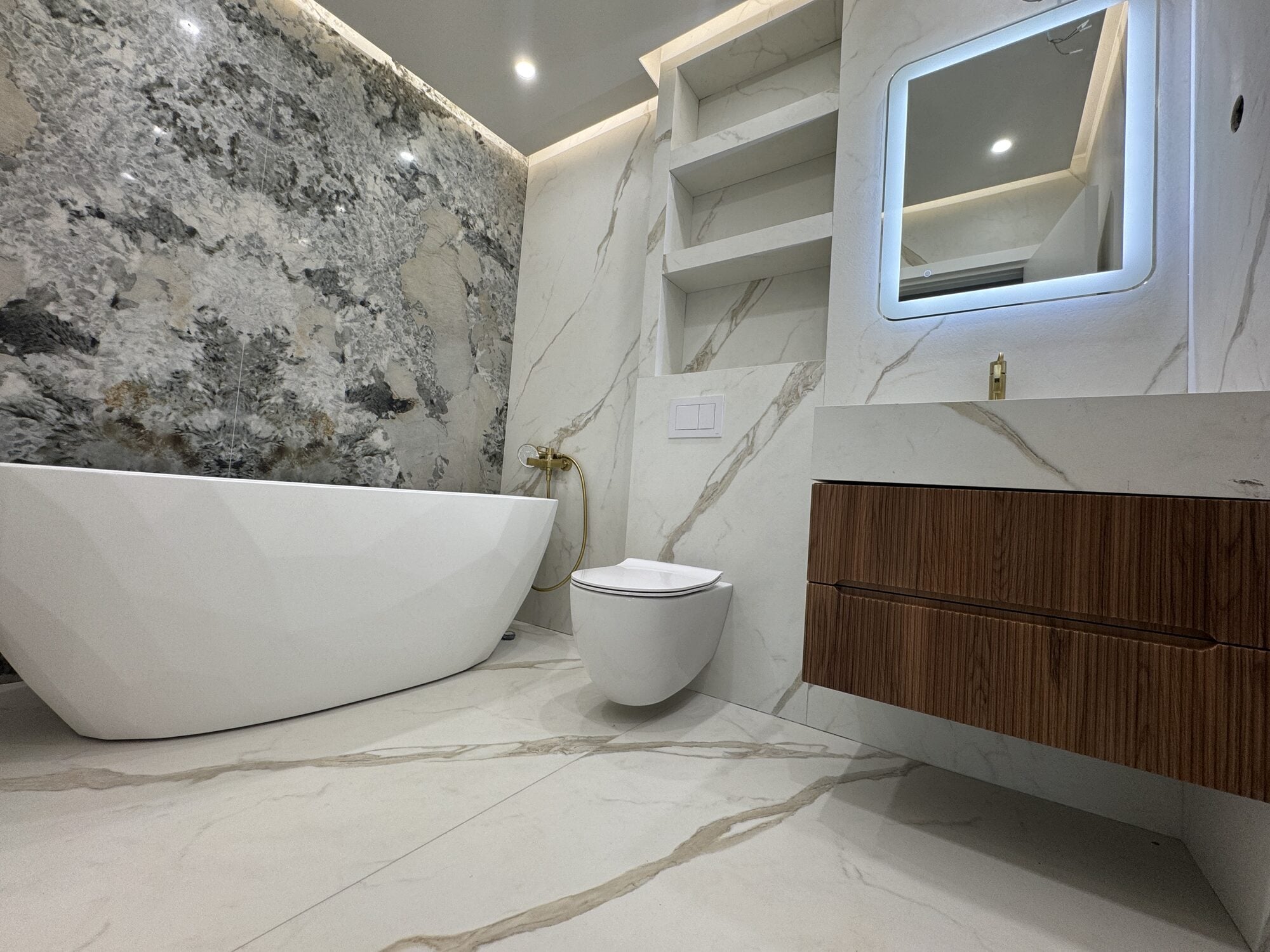 Baie cu cada freestanding si lastre efect marmura