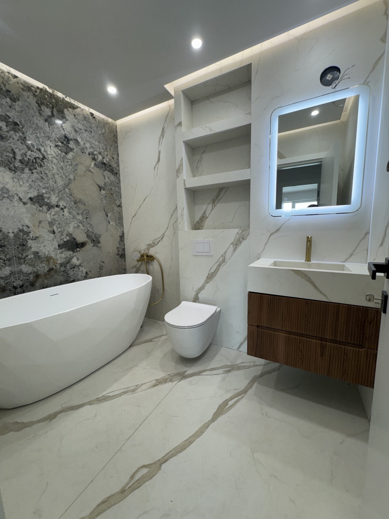 Baie cu cada freestanding si robineti aurii premium
