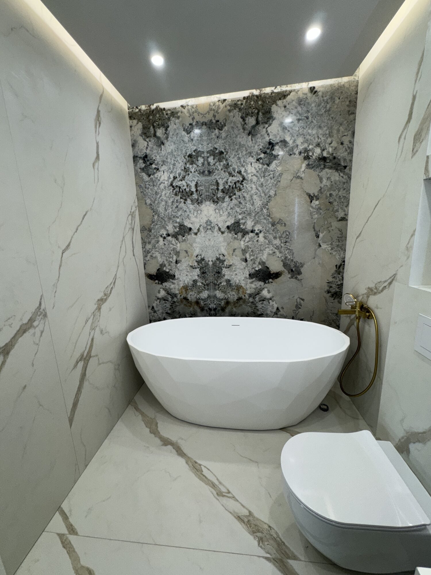 Detaliu cada freestanding si placari efect marmura
