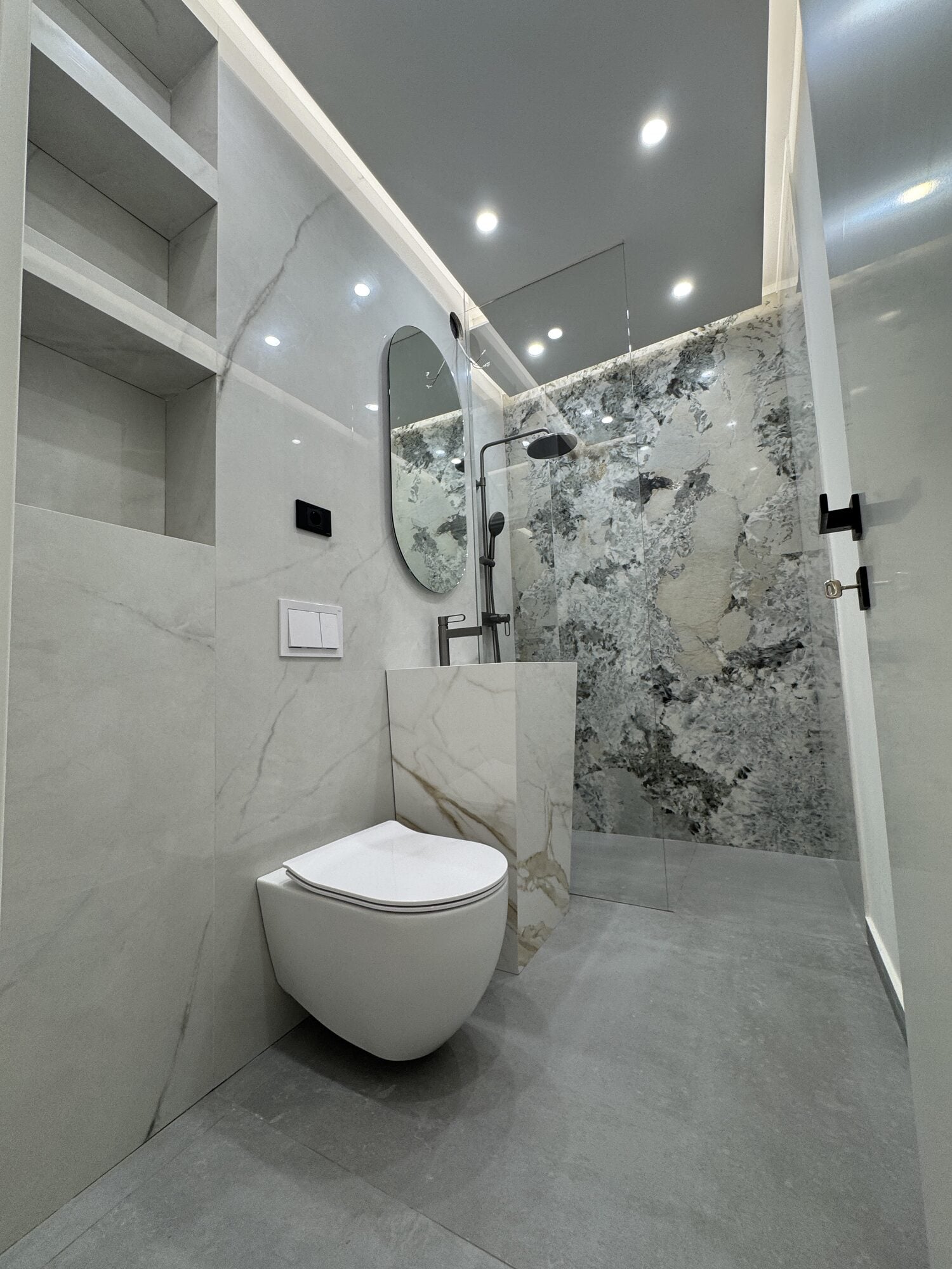 Dus walk-in cu perete din lastra efect granit
