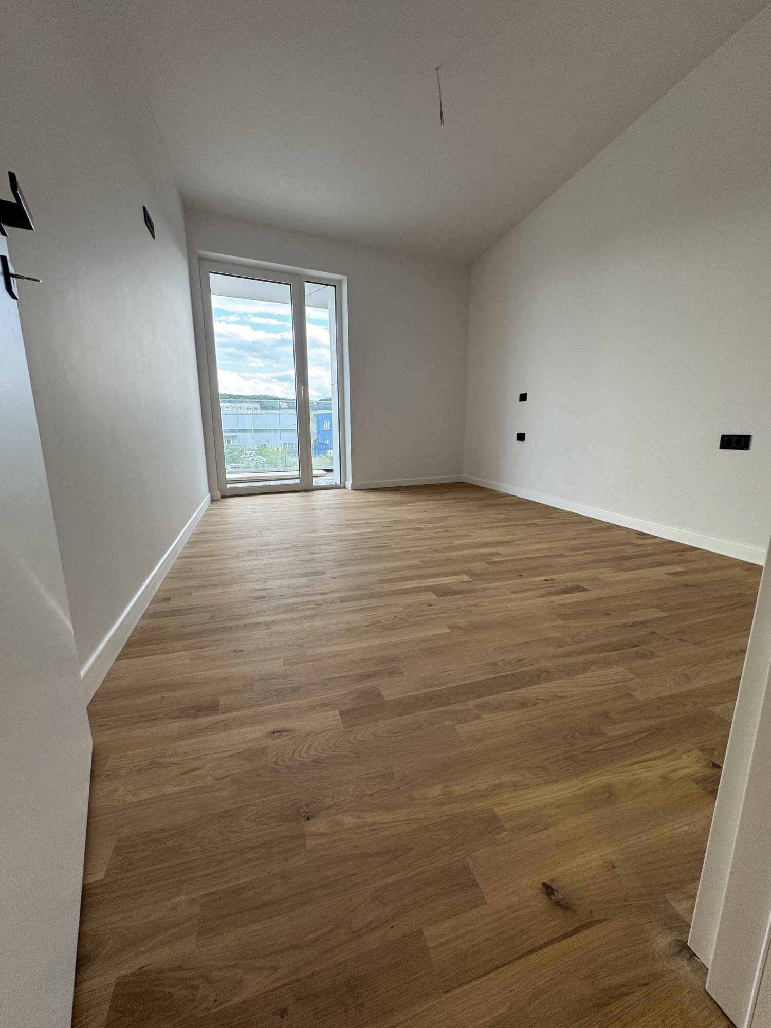 Dormitor cu parchet stratificat stejar