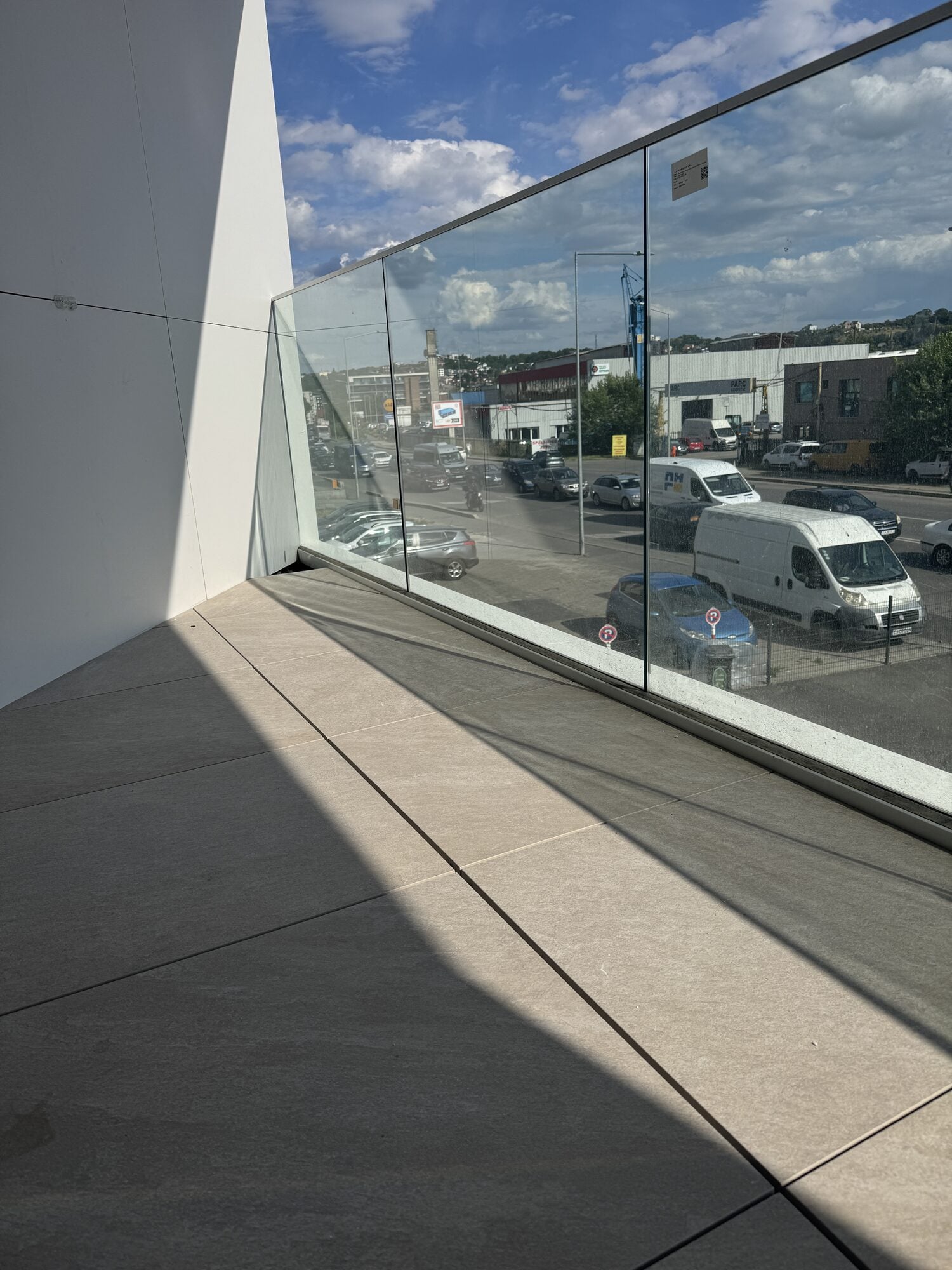 Logie de 11,94 mp cu balustrada din sticla securizata