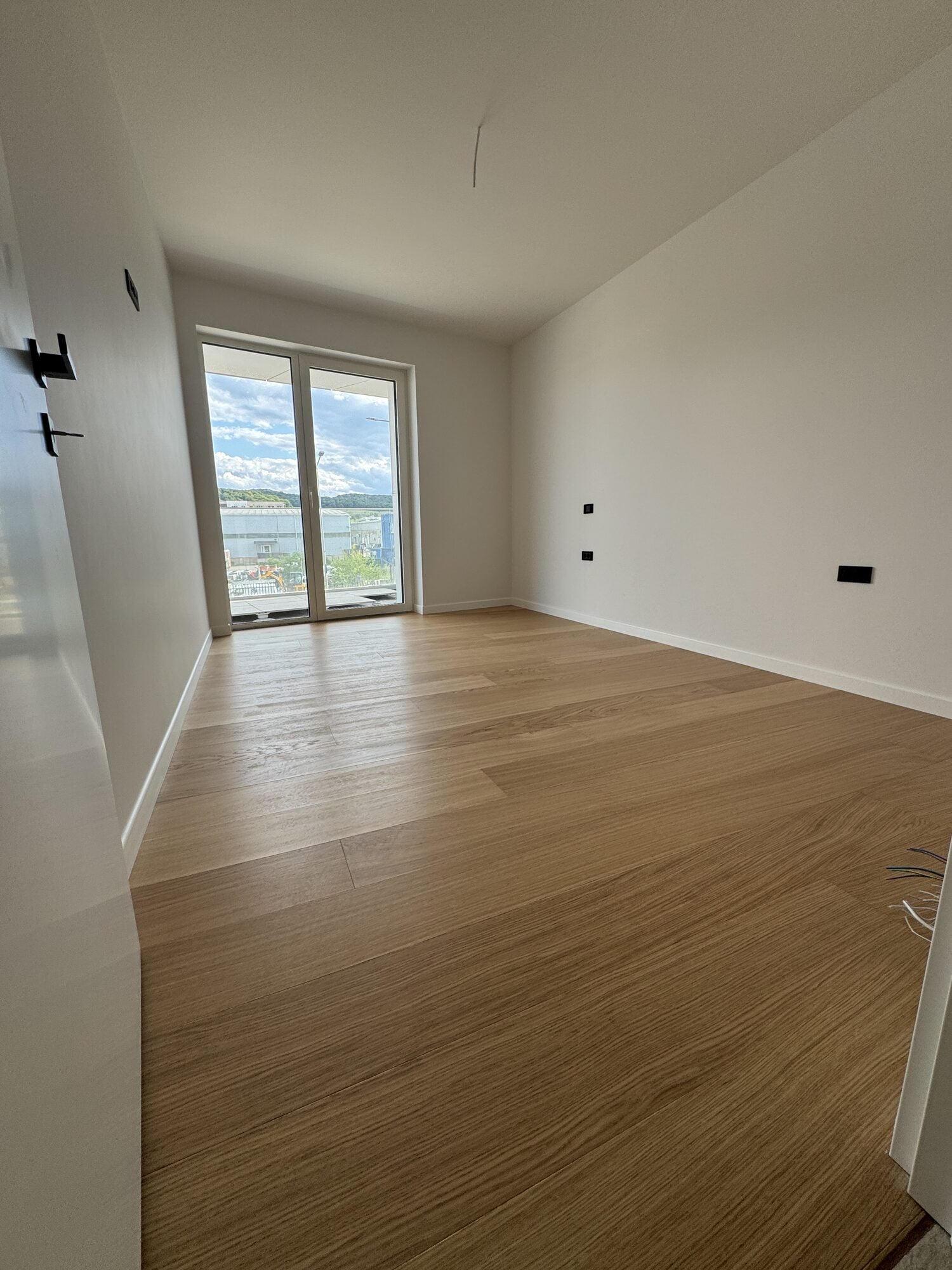 Zona de dining cu parchet stratificat stejar
