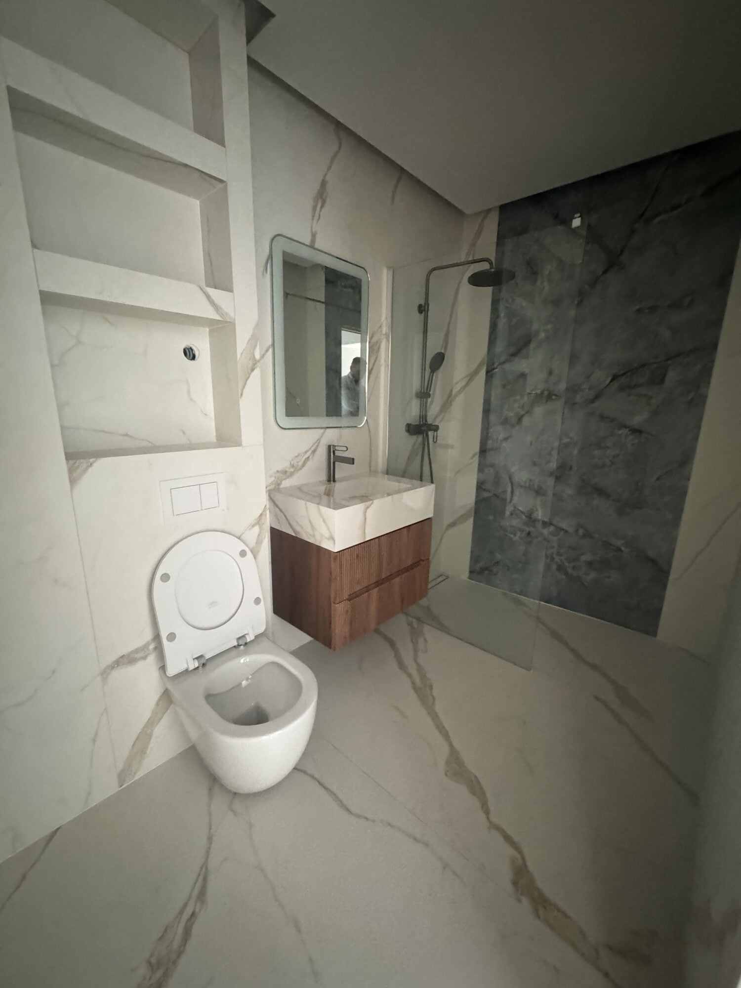Baie cu dus walk-in, perete de accent antracit si nise integrate