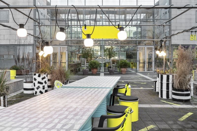 Terasă urbană cu accente vibrante | Inspirație Terasă Modern