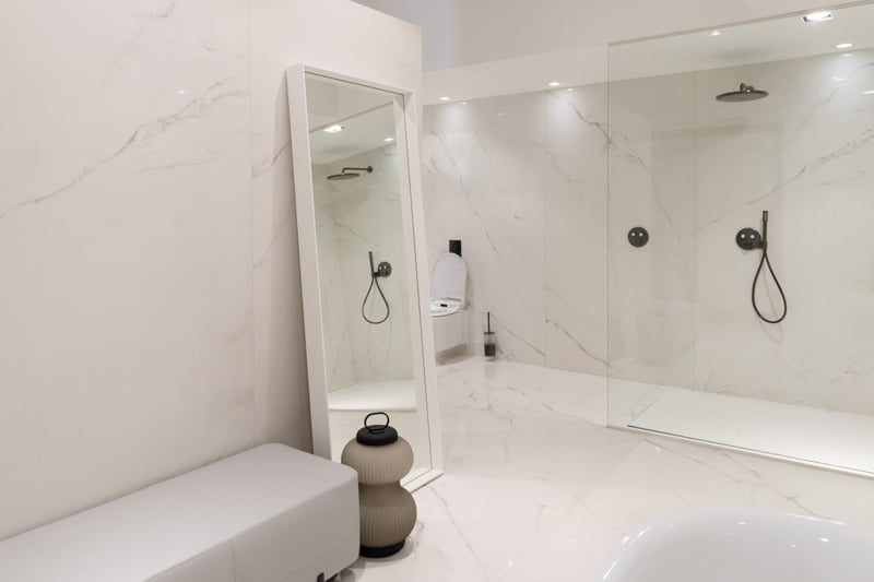 Baie spațioasă în marmură albă | Inspirație Baie Luxe