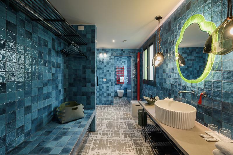 Baie eclectic-urbană în turcoaz | Inspirație Baie Modern
