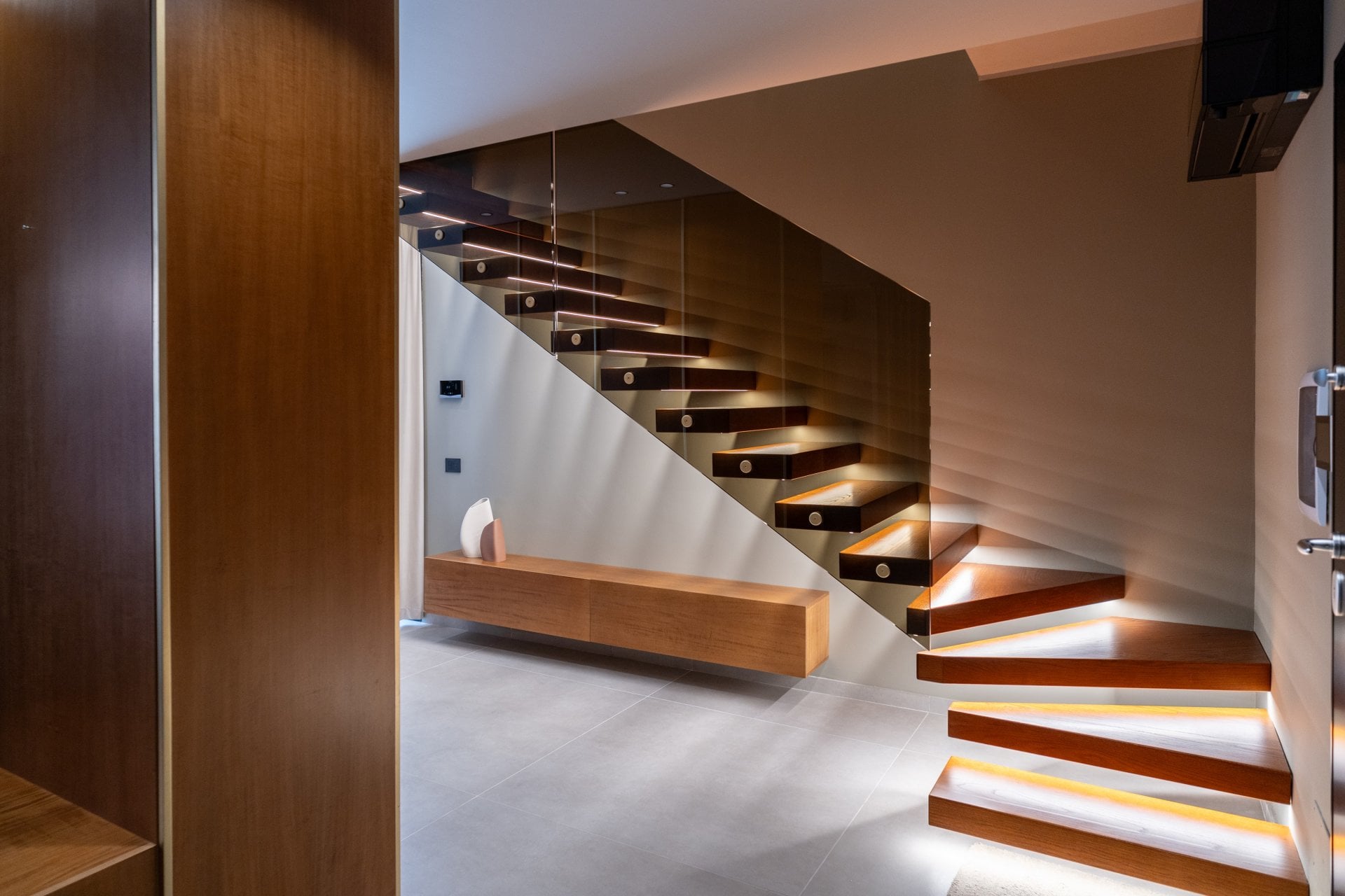 Hol modern cu scări flotante | Inspirație Hol Luxe