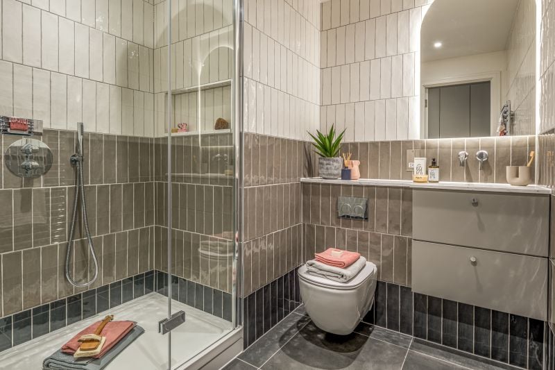 Baie modernă cu accente verticale | Inspirație Baie Industrial