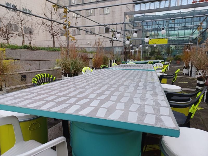 Terasă urbană cu accente vibrante | Inspirație Terasă Modern