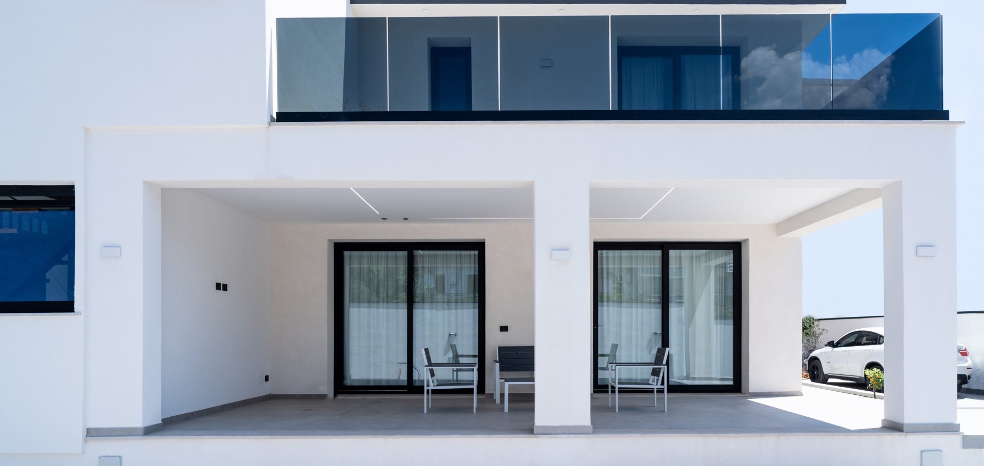 Terasă modernă cu accente albe | Inspirație Terasă Luxe