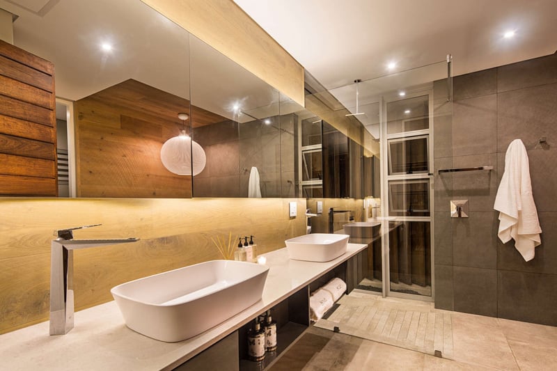 Baie modernă cu accente calde | Inspirație Baie Modern