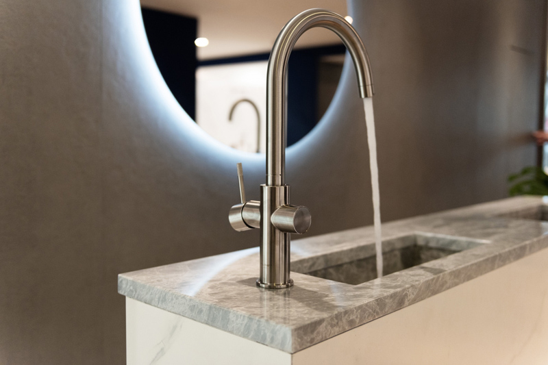 Baie modernă cu accente marmorate | Inspirație Baie Luxe