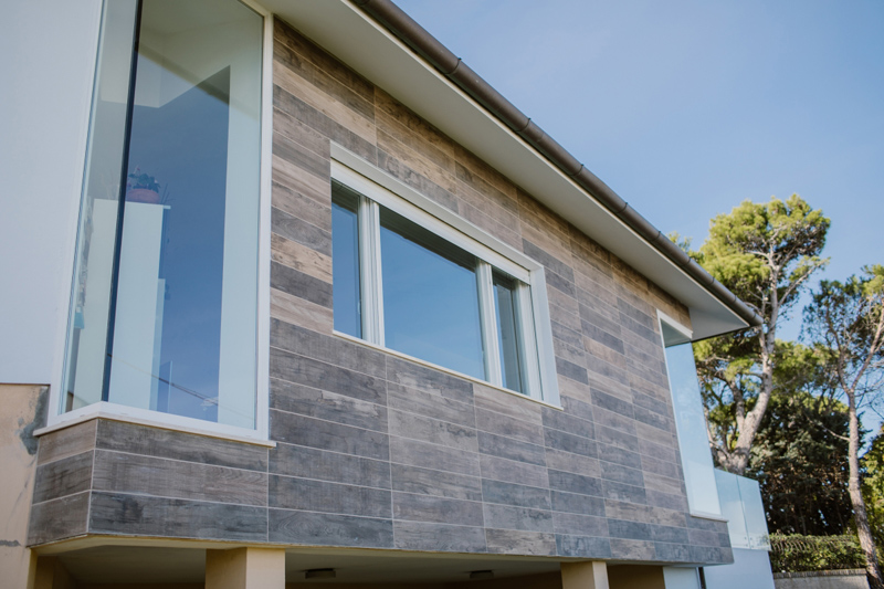 Fațadă modernă cu accente lemn | Inspirație Exterior Modern
