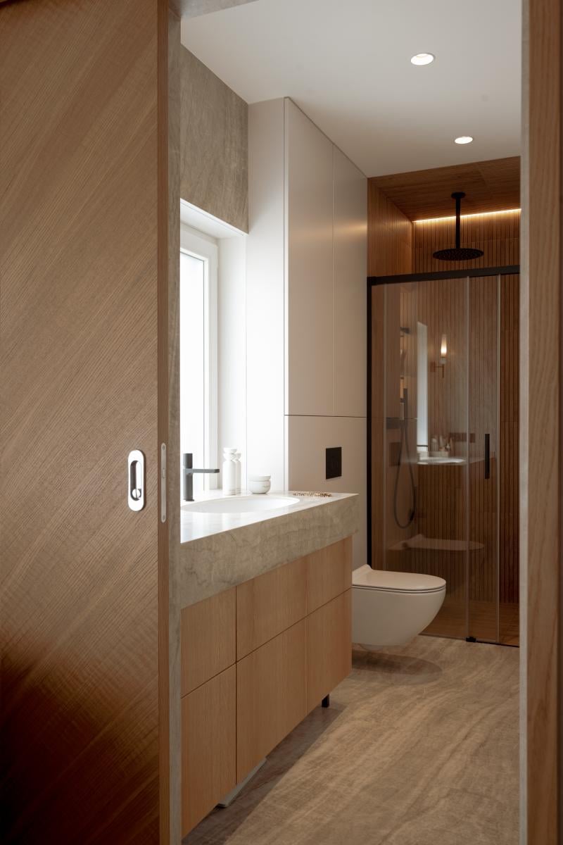 Baie caldă cu accente lemn | Inspirație Baie Luxe
