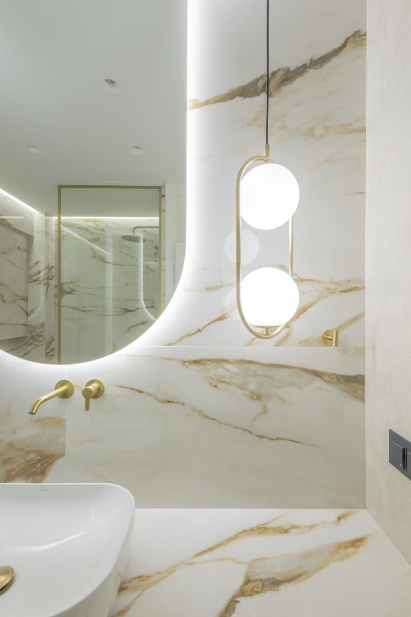 Baie modernă în marmură aurie | Inspirație Baie Luxe