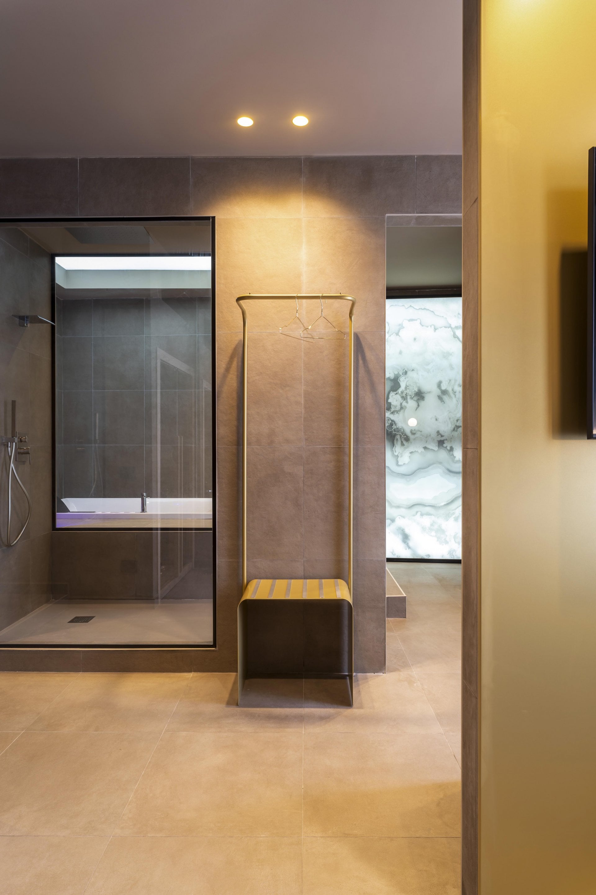 Baie modernă cu accente aurii | Inspirație Baie Luxe