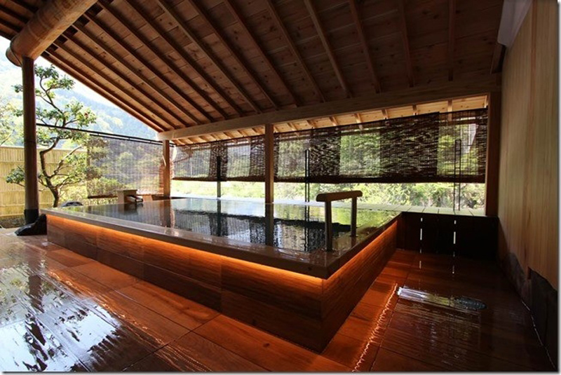Onsen înconjurat de natură | Inspirație Baie Rustic