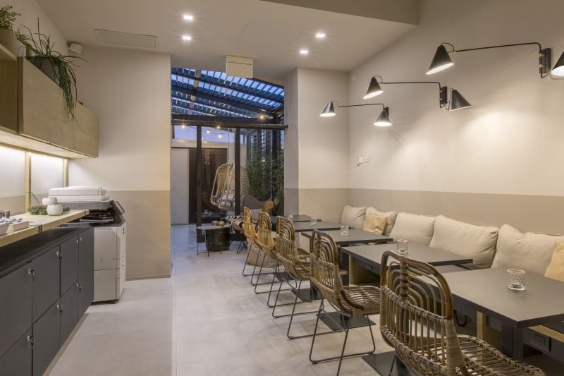 Spațiu de socializare cu terasă interioară | Inspirație Living Modern