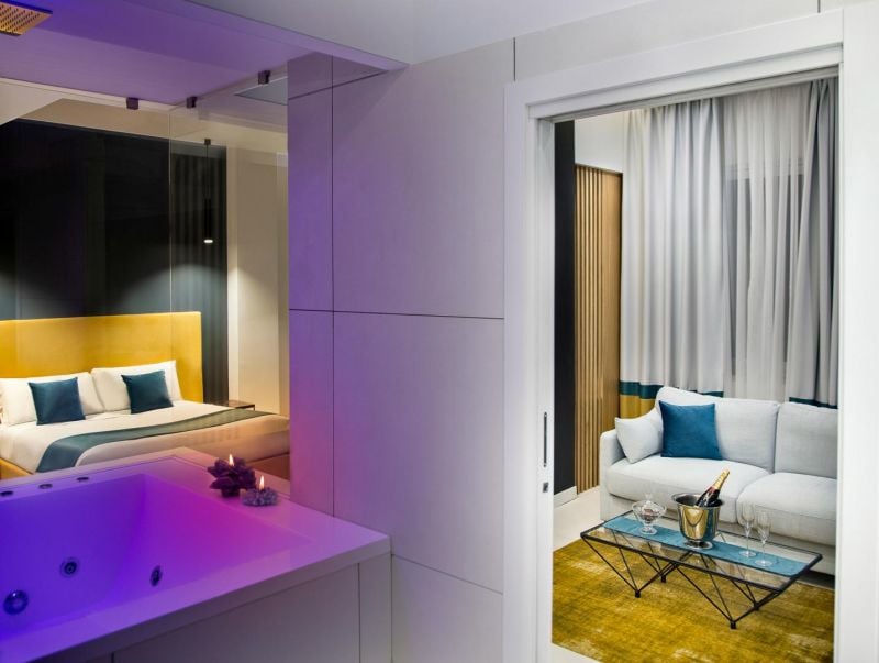 Relaxare urbană cu accente vibrante | Inspirație Dormitor Modern